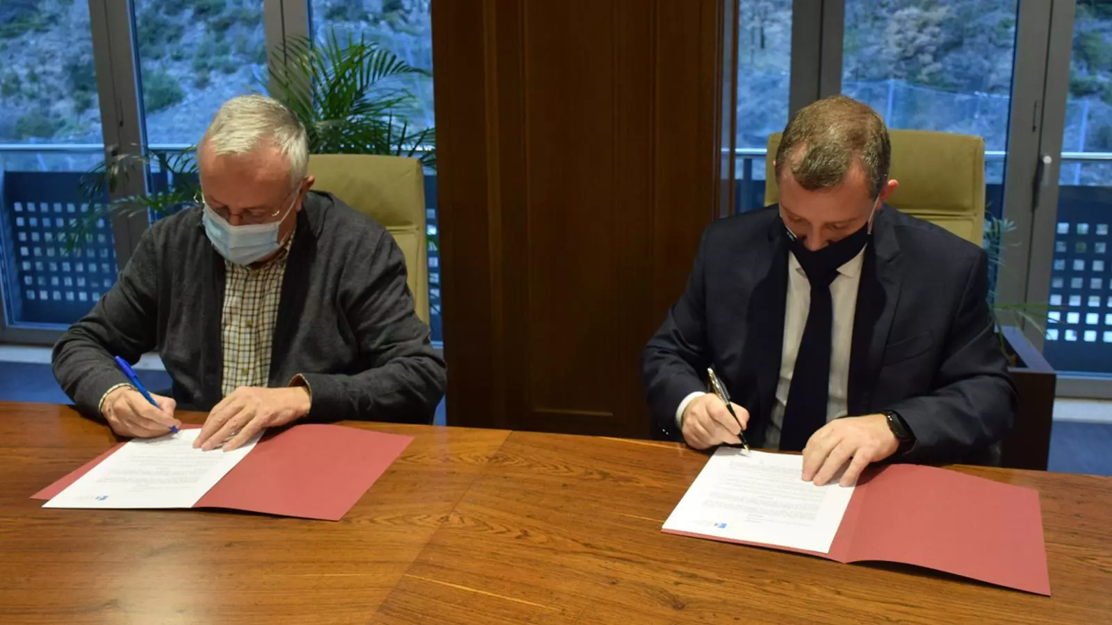 El president de la Cambra de Comerç, Indústria i Serveis, Miquel Armengol, i el cònsol major de Sant Julià de Lòria, Josep Majoral, signen el conveni. / A. S. (ANA)