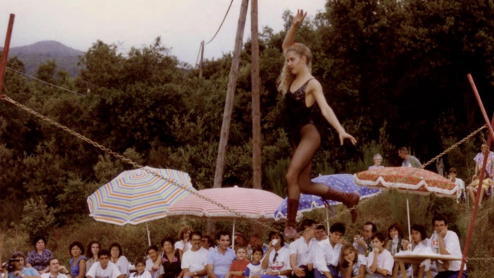 Bet Miralta during a performance of the show 'Circus, Wonders and Varieties', by the company Escarlata Circus, in 1987.