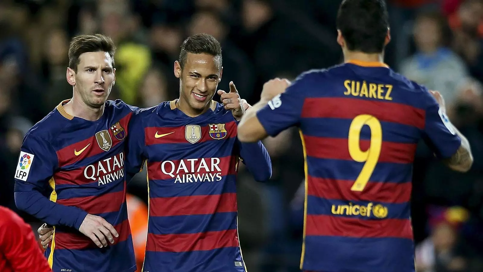 Messi s’abraça amb Neymar, que agraeix una assistència a Suárez. El brasiler mai ha jugat sense els dos cracs alhora.