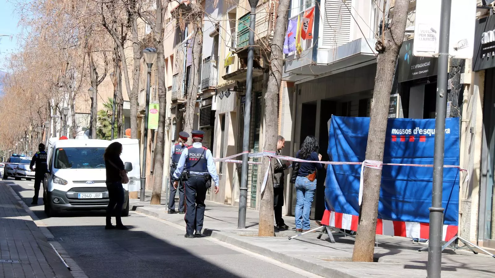 L'establiment del carrer Gràcia de Sabadell, on s'ha produït el crim, amb efectius dels Mossos