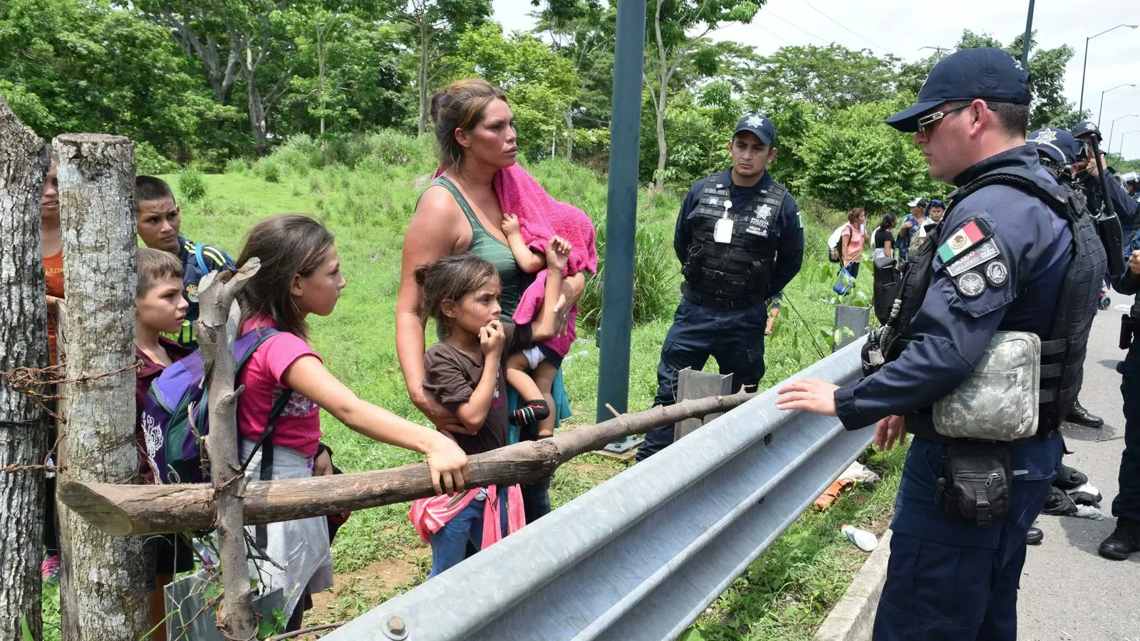 Policies mexicans intentant barrar el pas d'una família centreamericana a l'estat de Chiapas