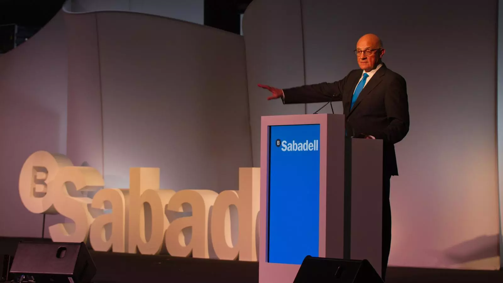 El president del Banc de Sabadell, Josep Oliu, dirigint-se als directius.