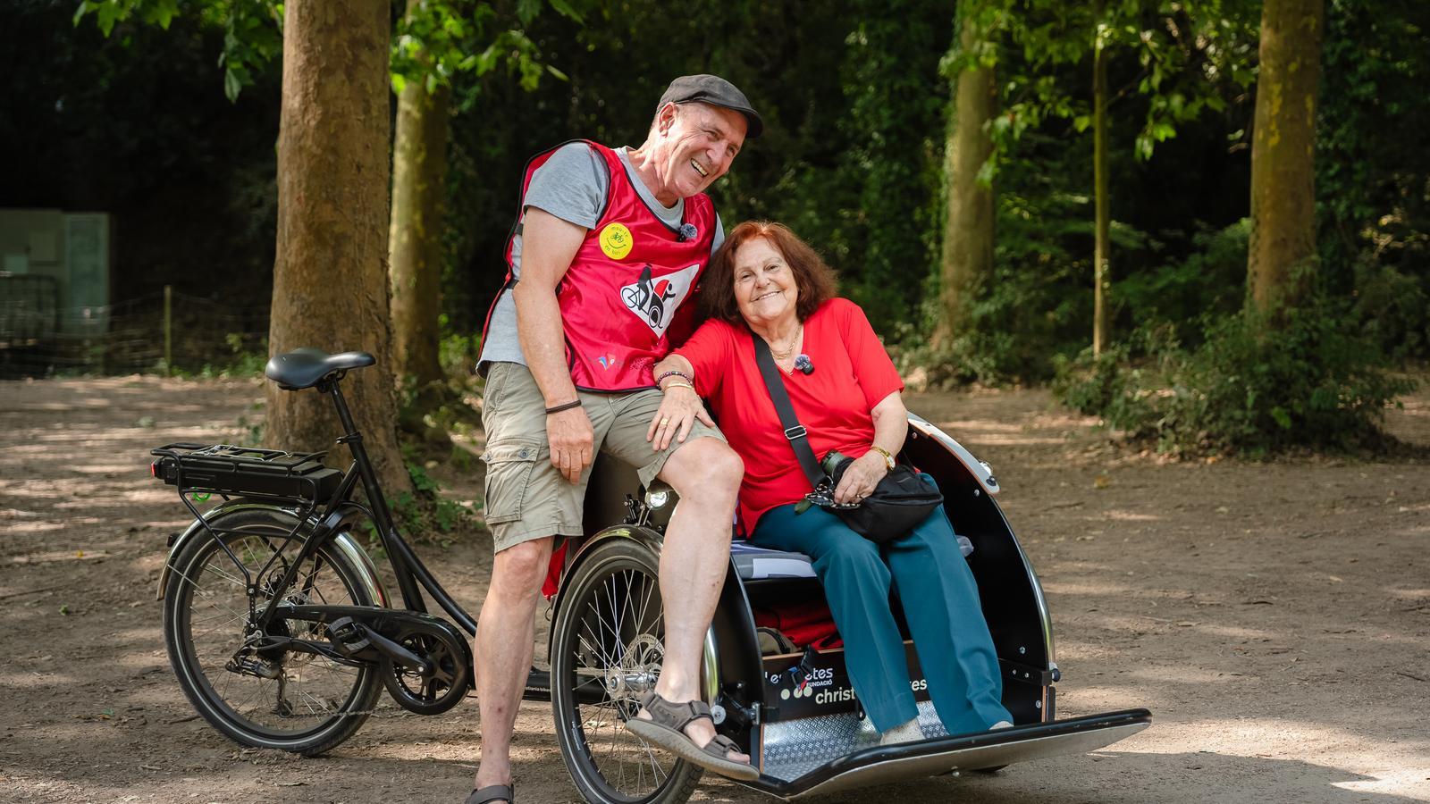 Joseba Inchaustegui, voluntario de En bici sin edad, y Diana Gabaldón, usuaria del programa en la residencia Les Vetes.