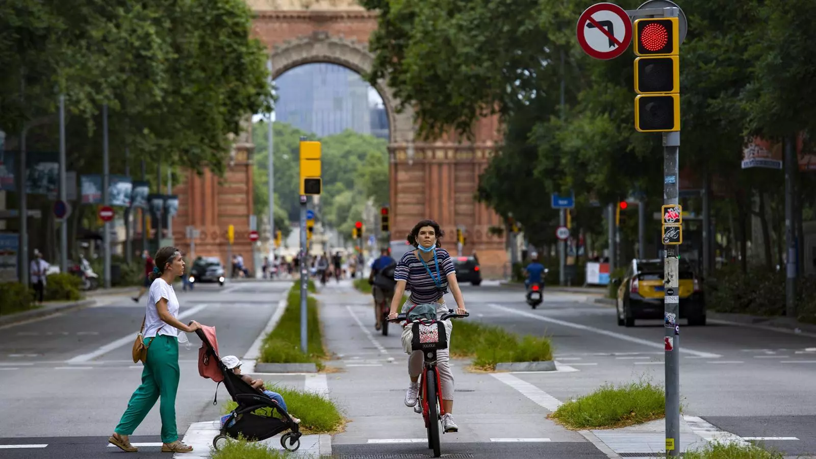 Vianants i ciclistes al passeig de Sant Joan.