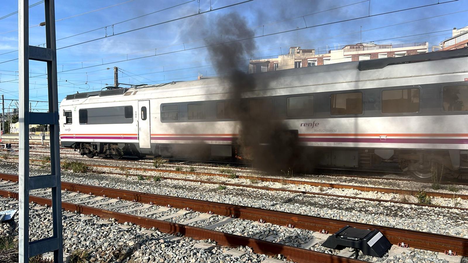 El fuego en los bajos de un tren que llegaba vacío a la estación de Tarragona.