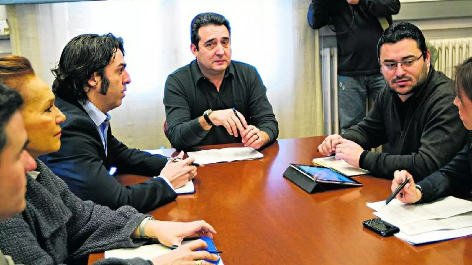 Bustos torna per no haver de dimitir