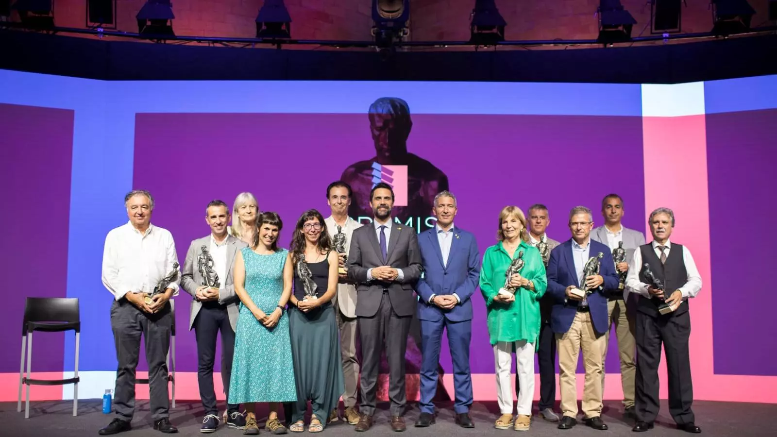 Els consellers Roger Torrent i Josep Gonzàlez-Cambray en una foto de grup amb els premiats