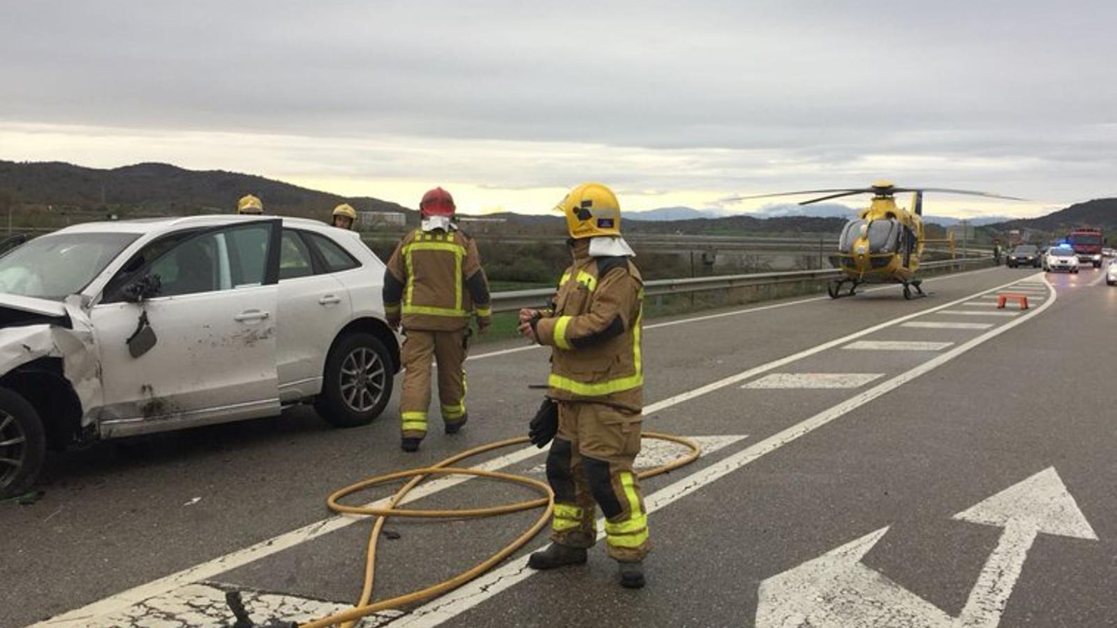 Els bombers van assistir les persones implicades en l'accident de Torà. / @bomberscat