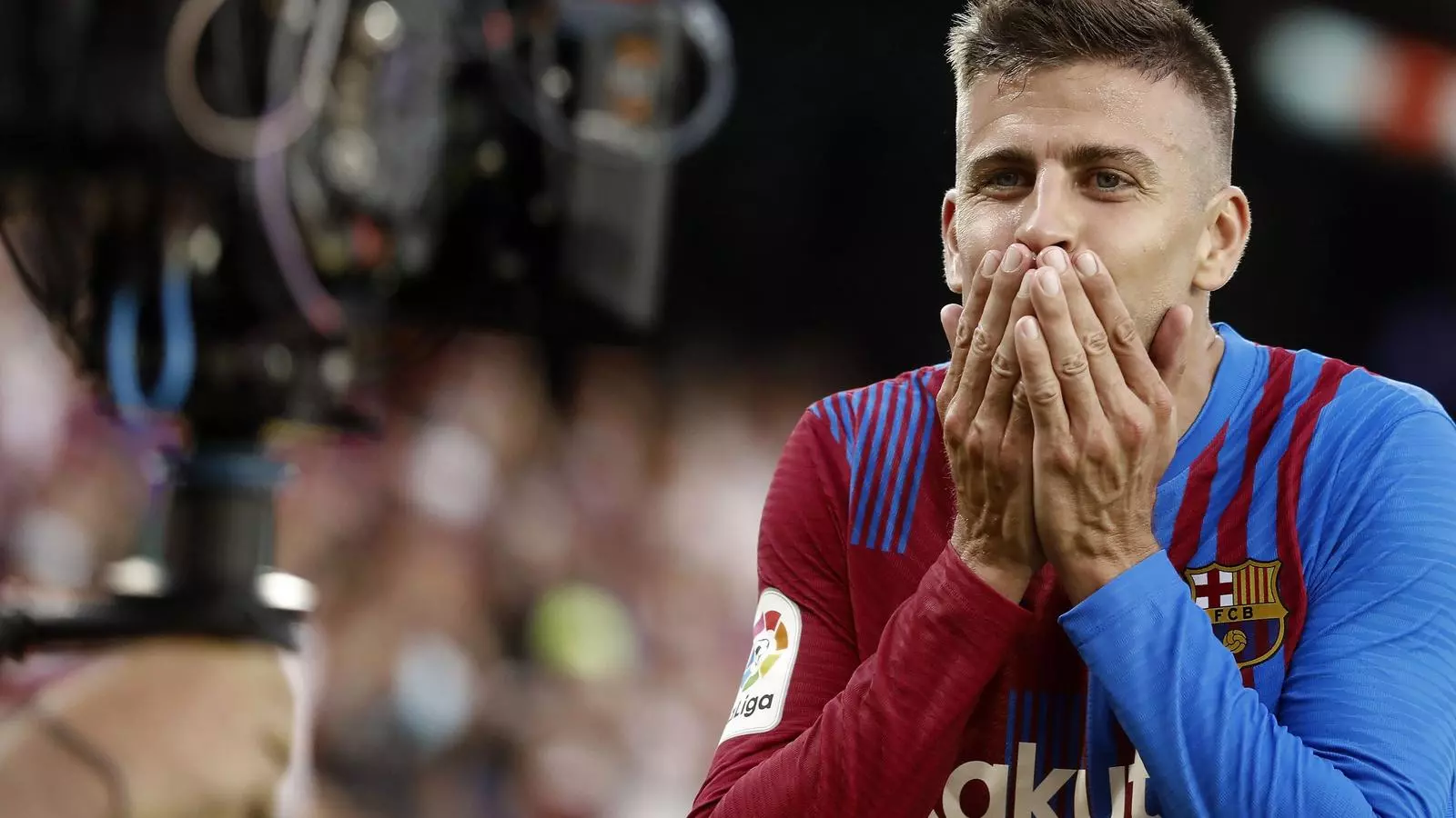 Piqué, celebrant el primer gol de la temporada al Camp Nou