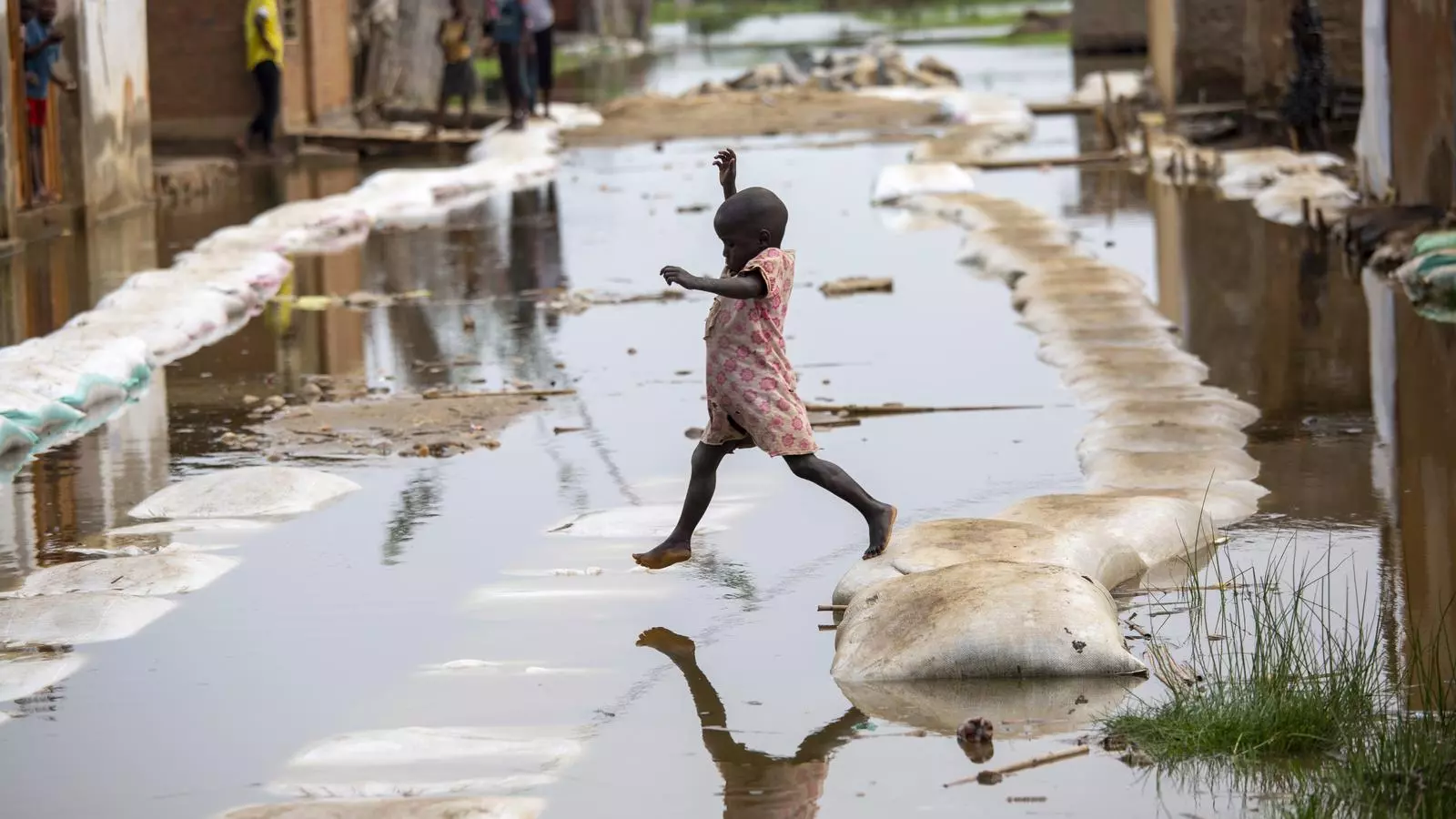 uUn nen juga a les inundacions de Gatumba, a prop de Bujumbura, a Burundi