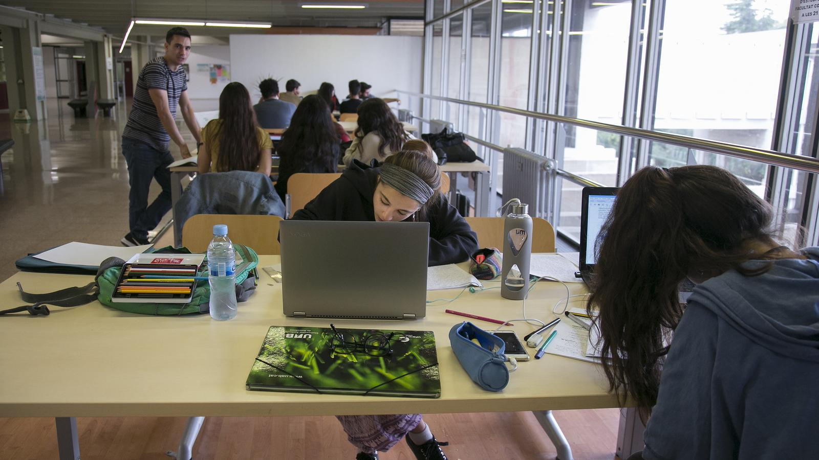 Estudiantes universitarios en una biblioteca