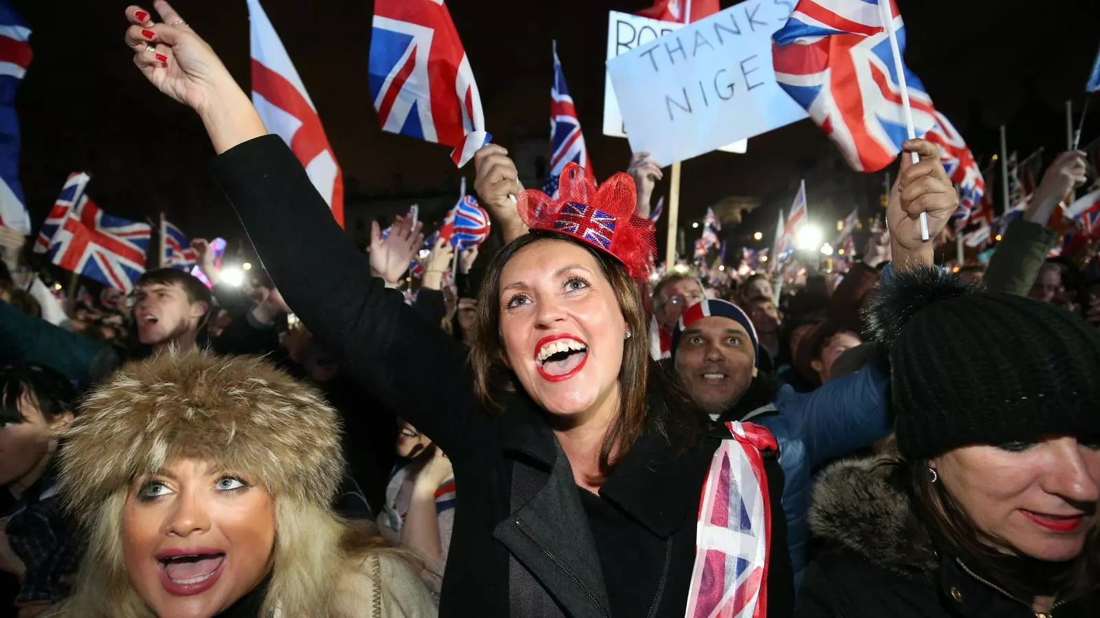 Partidaris del Brexit celebrant la sortida de la Unió Europea a la plaça del Parlament de Londres