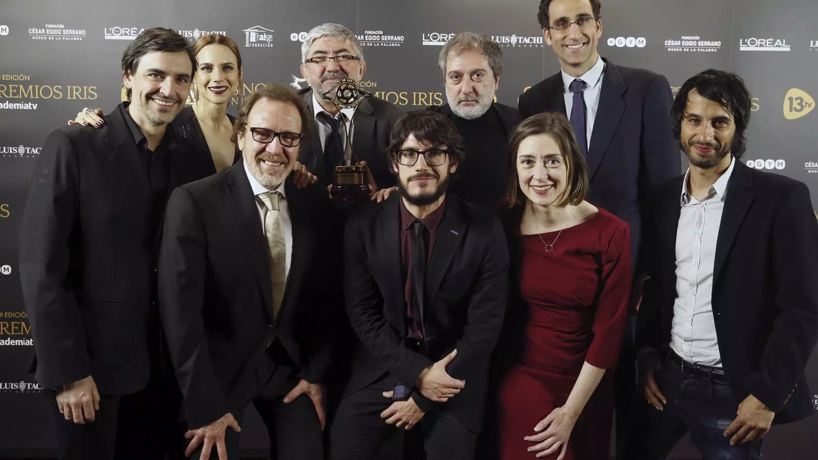 L'eqeuip d''El Ministerio del Tiempo' amb un dels premis que han recollit