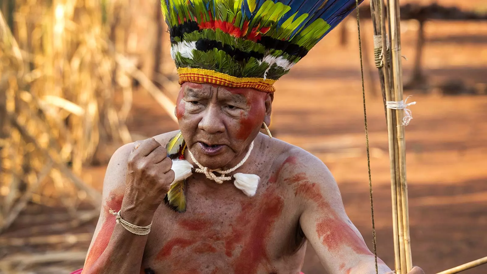 El cacic Damião, el líder dels indígenes xavante que viuen a Marãiwatsédé, al nord de l’estat brasiler de Mato Grosso, prop de São Félix do Araguaia, parla amb vehemència de la seva "guerra" amb el govern de Jair Bolsonaro.