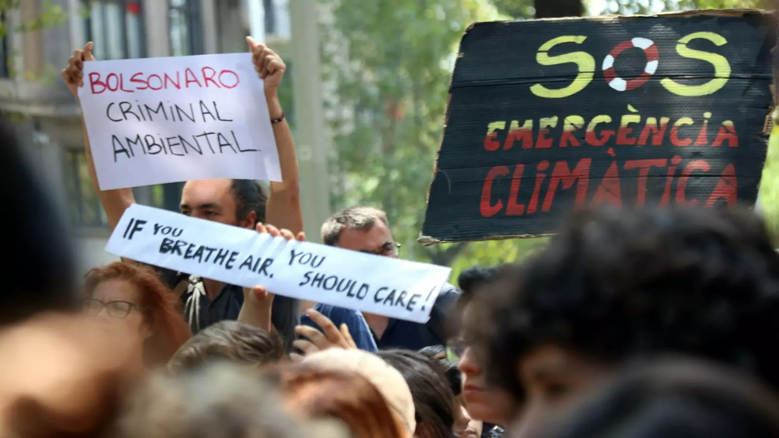 200 activistes tallen la Diagonal en defensa de l'Amazònia al crit de "Bolsonaro, dimissió".