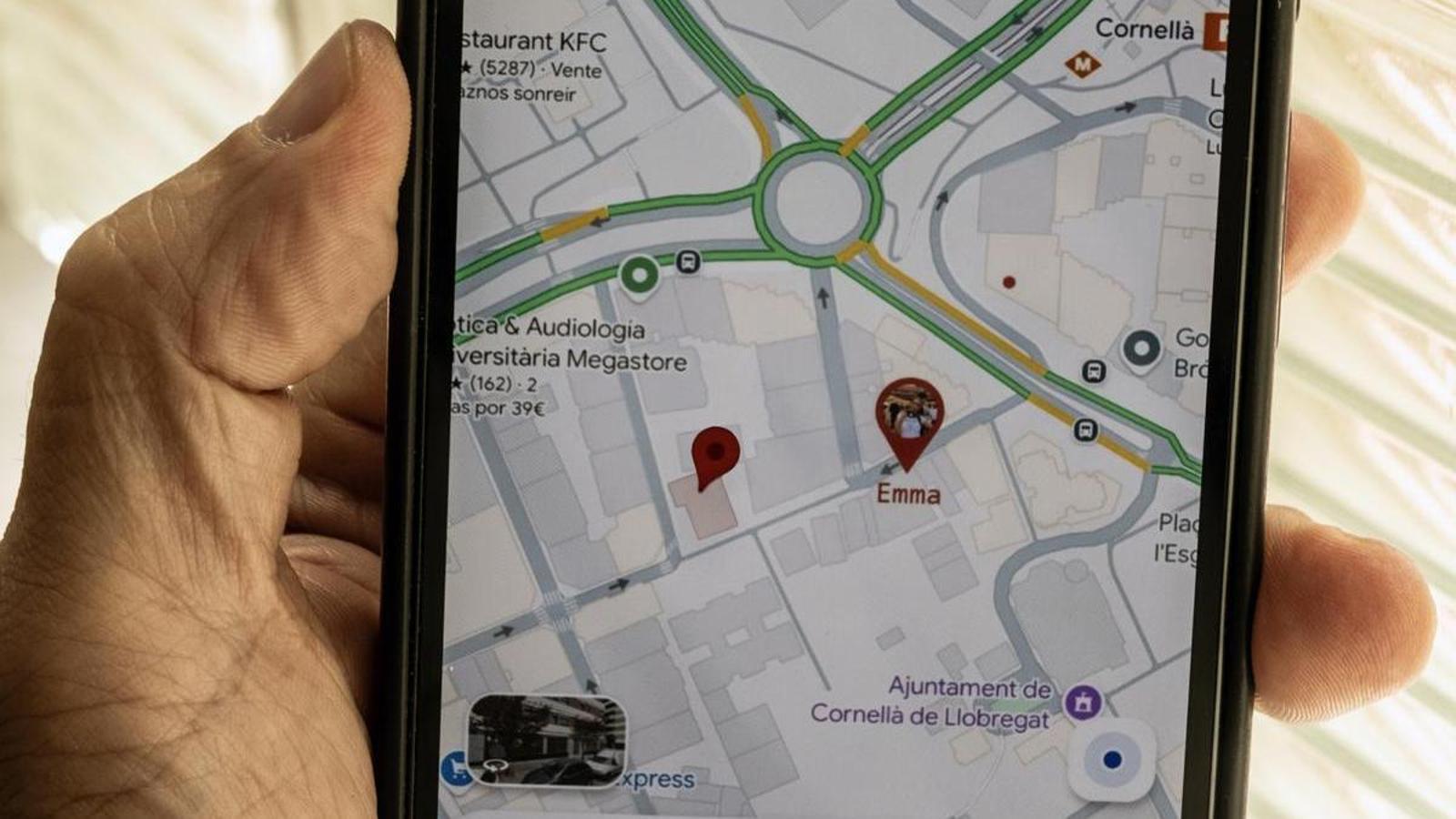 A family geolocates their underage daughter using the Google application installed on her mobile phone