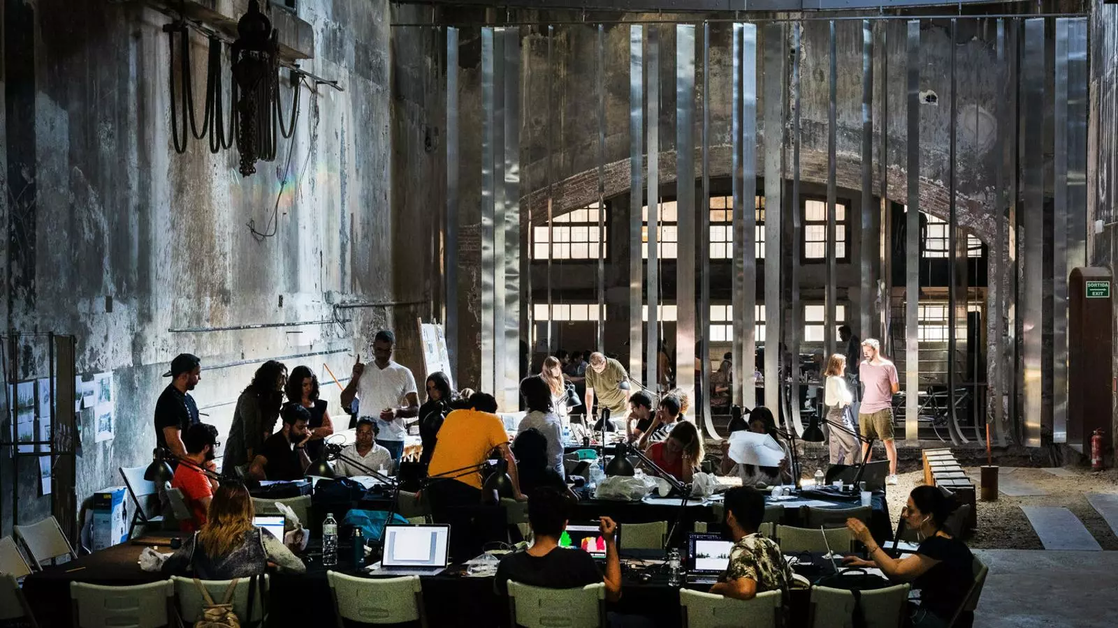 01. Una imatge d’ahir dels estudiants al despatx dels RCR, l’antiga fundició Barerí. 02. El celler de Peralada. 03. El projecte de l’Île Seguin a París. 04. Els tres arquitectes de RCR.