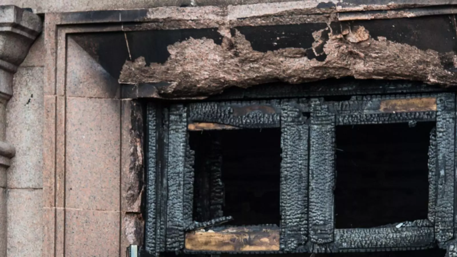 Policia ucraïnesa fa guàrdia a la casa dels sindicats d'Odessa, incendiada divendres / AFP
