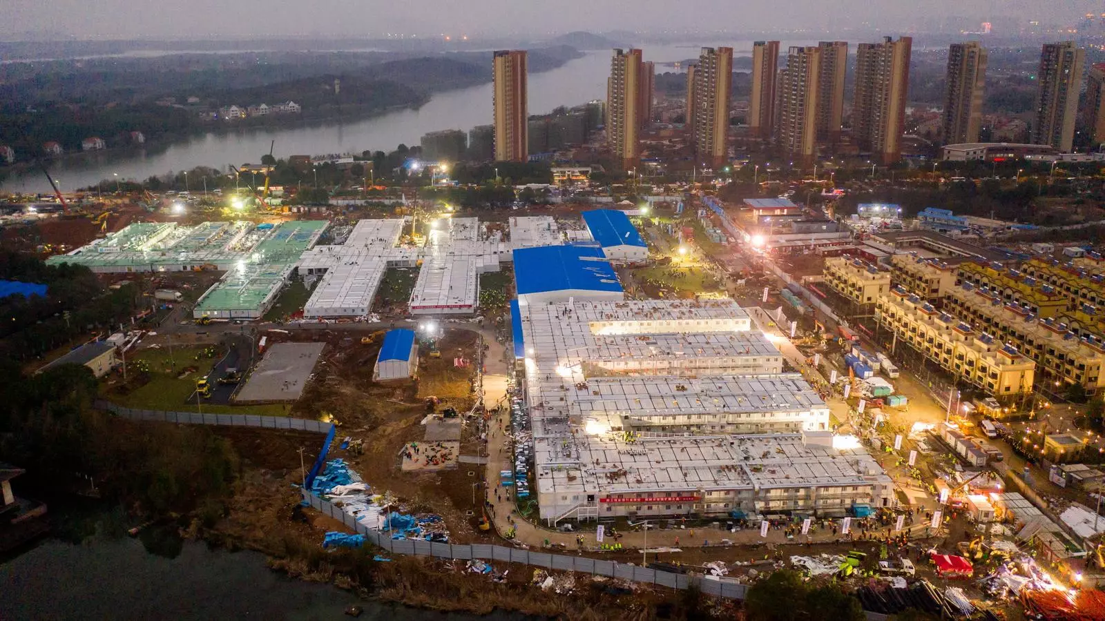 Vista aèria d'ahir, dia 2, que mostra l'Hospital Huoshenshan a Wuhan. L'hospital temporal de 1.000 llits , es va iniciar el 24 de gener i s'inagura avui