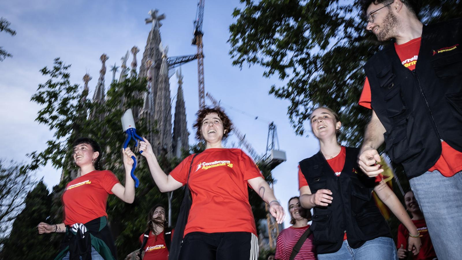 The twinned Correllengua in 2026 passing through the Sagrada Familia, along Mallorca street in Barcelona.