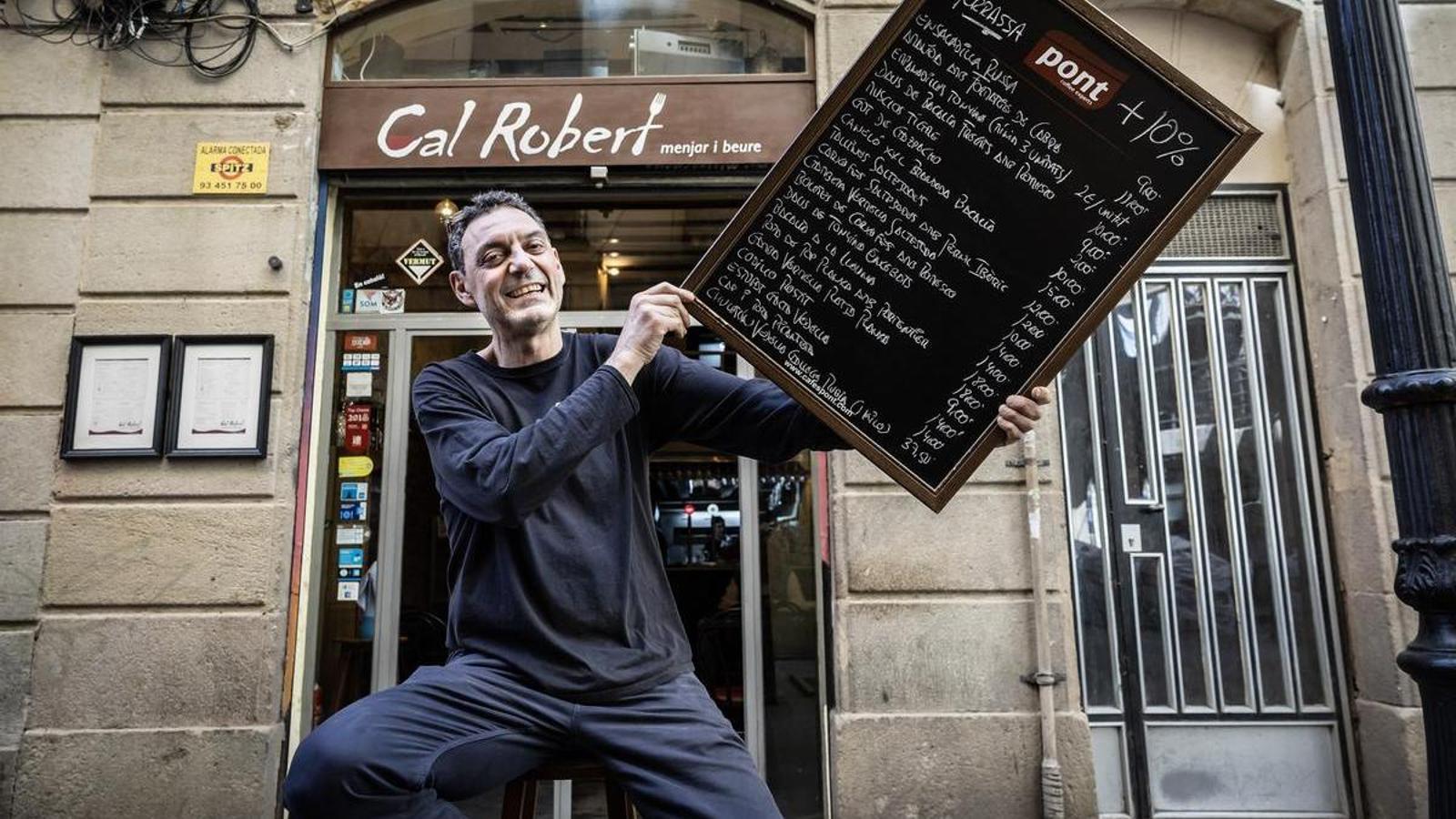 Robert Serna en la puerta de su restaurante, Cal Robert, en Barcelona.