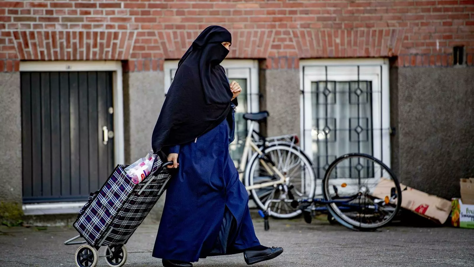 Una dona amb el vel integral camina pels carrer de Rotterdam
