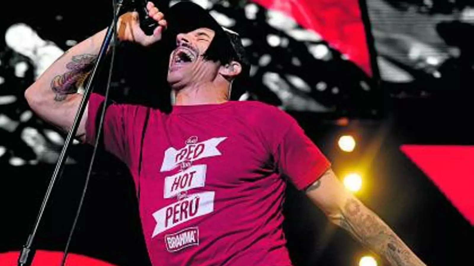 El cantant dels Red Hot Chili Peppers, Anthony Kiedis, en plena actuació ahir al Palau Sant Jordi de Barcelona.