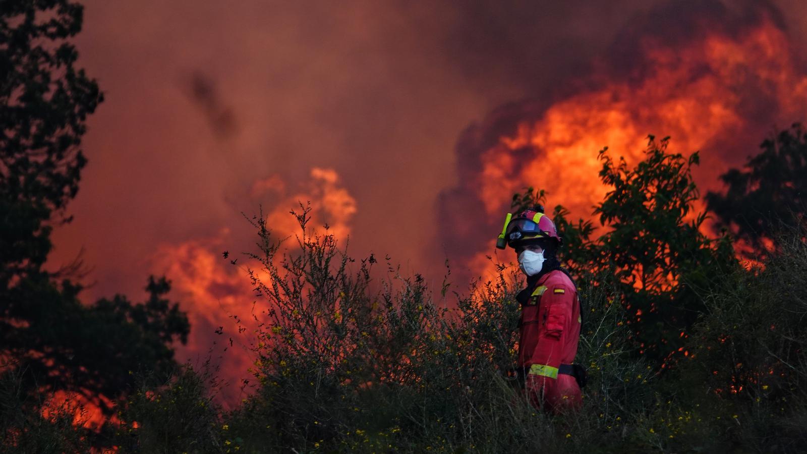 A firefighter during firefighting operations this August in the province of León.