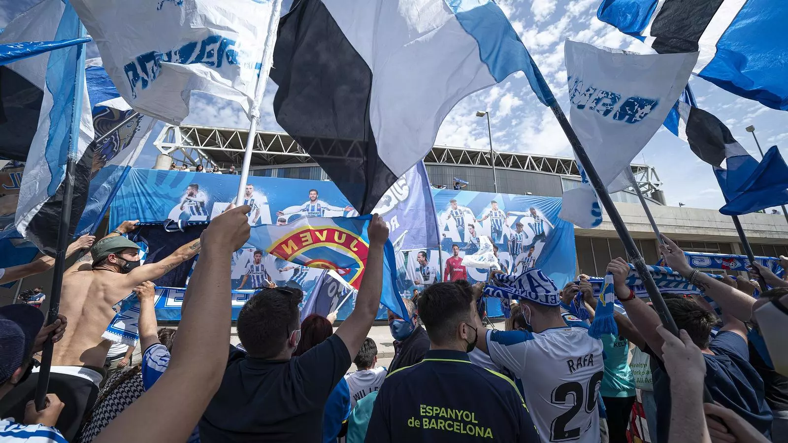 L'afició de l'Espanyol va celebrar des de fora l'estadi el retorn de l'equip a Primera