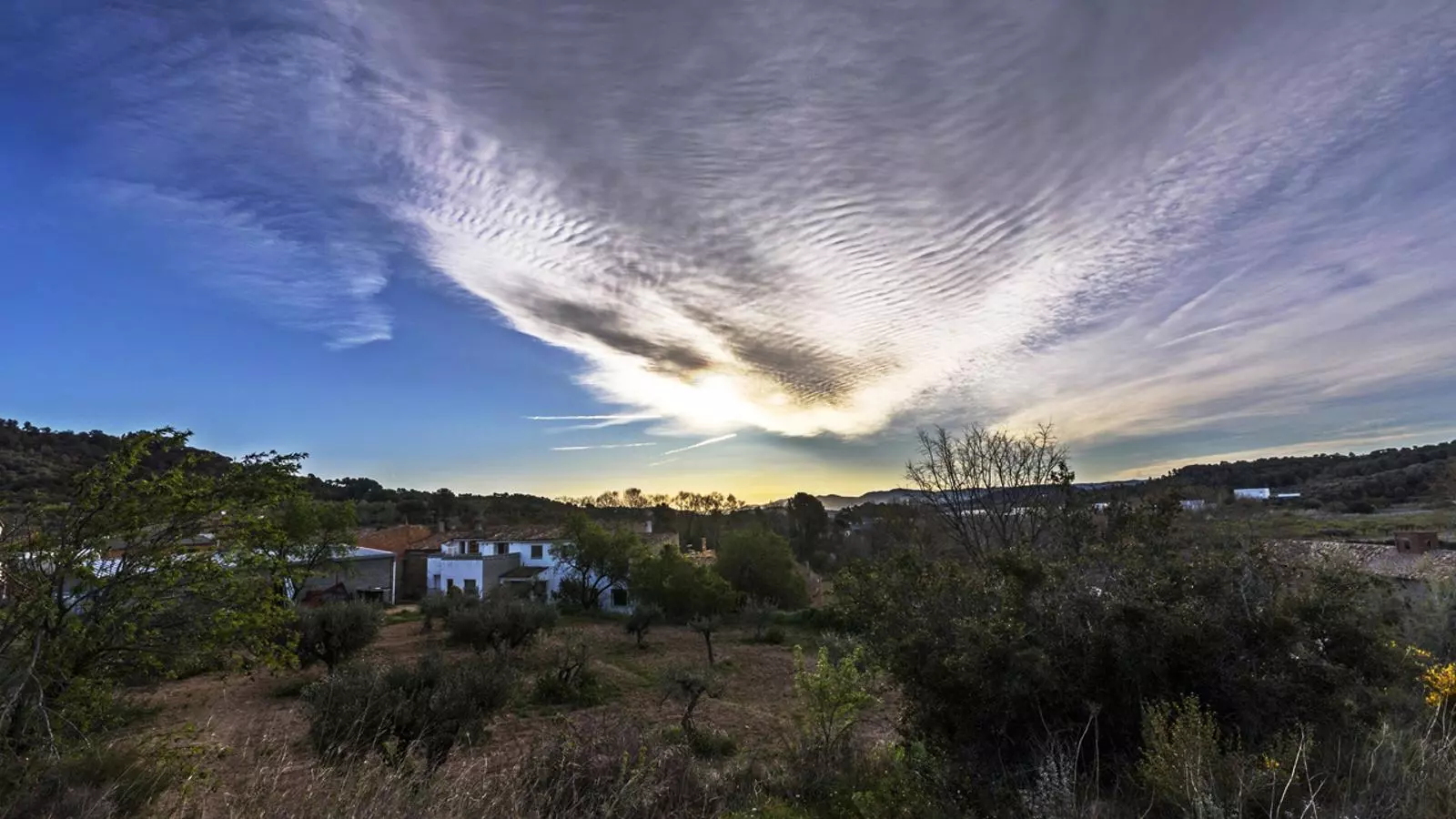 Arribada dels primers núvols alts d'ahir des del Penedès, Sant Quintí de Mediona. / XAVI NAVAS.