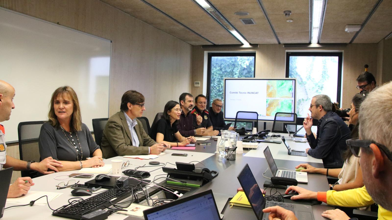 Salvador Illa and Núria Parlon presiding over the Civil Protection meeting.