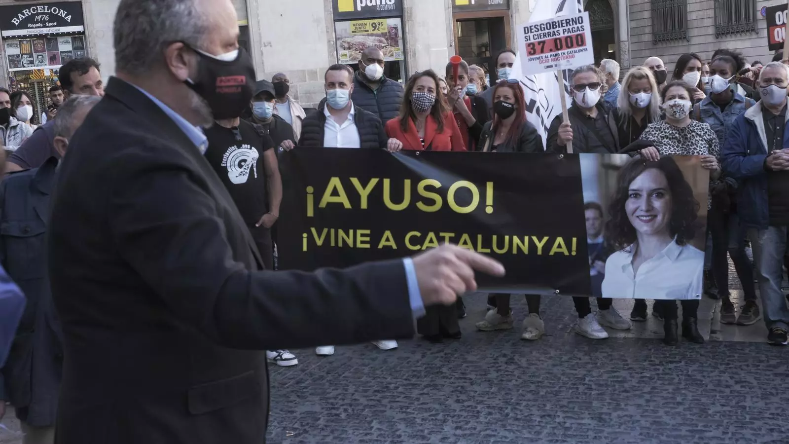 La concentració de l’oci nocturn a la plaça Sant Jaume de Barcelona amb un cartell amb el lema: “Ayuso, vine a Catalunya”.