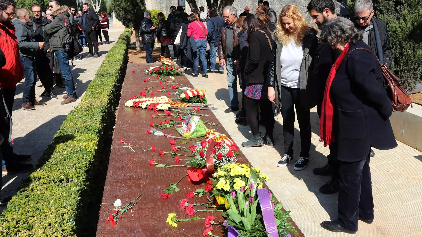 Més de 500 persones conmemoren a les víctimes del franquisme al mur de la memòria de Palma
