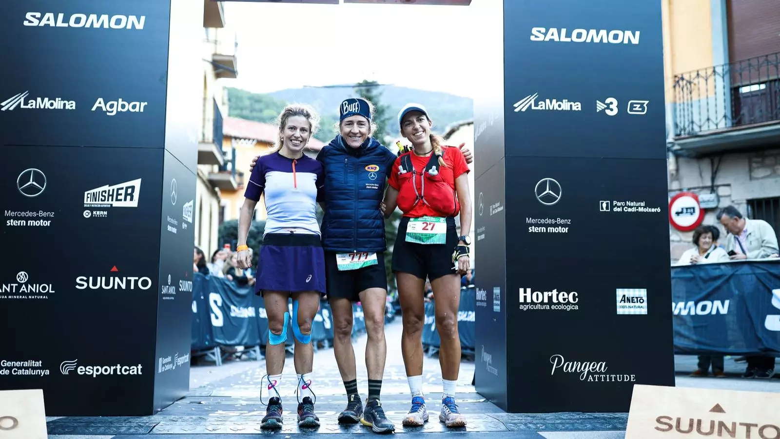 Núria Picas, al mig del podi de la prova femenina de l'Ultra Trail del Pirineu.