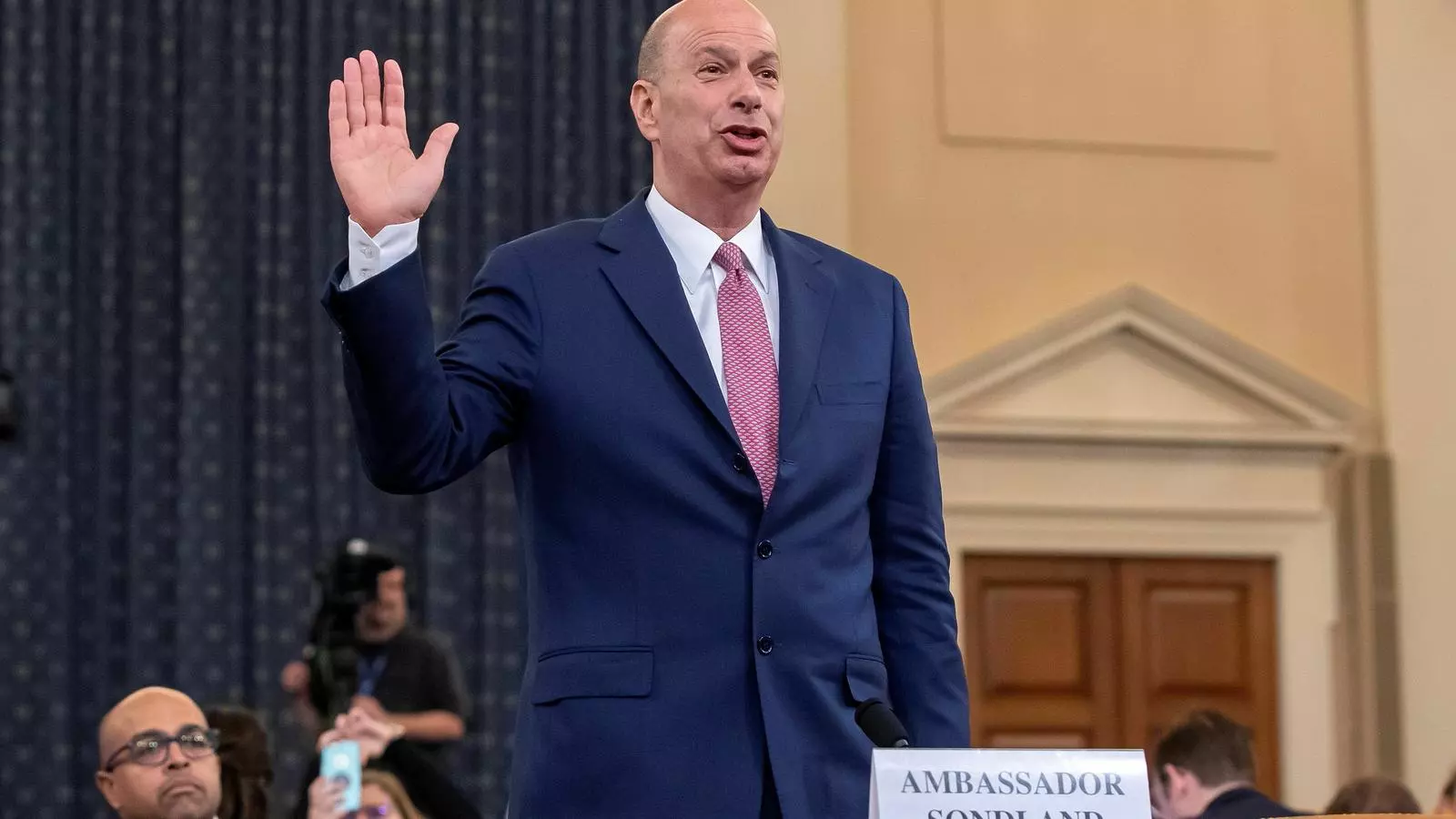 L'ambaixador Gordon Sondland donant jurament a la Cambra de Representants