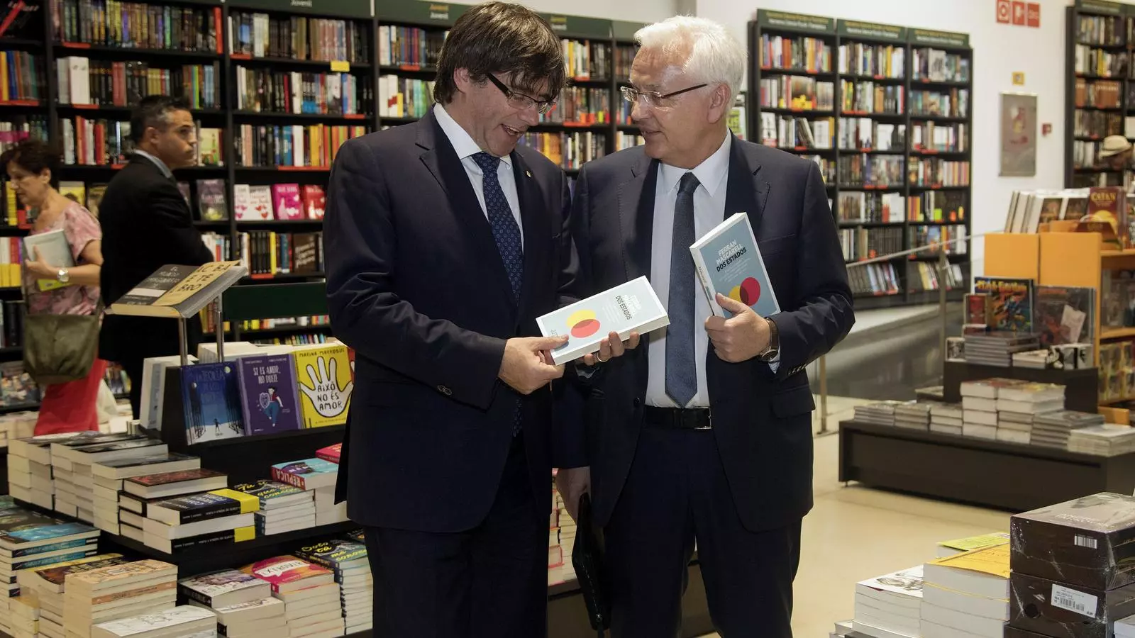 Carles Puigdemont amb Ferran Mascarell a la presentació del seu llibre a la Casa del Llibre