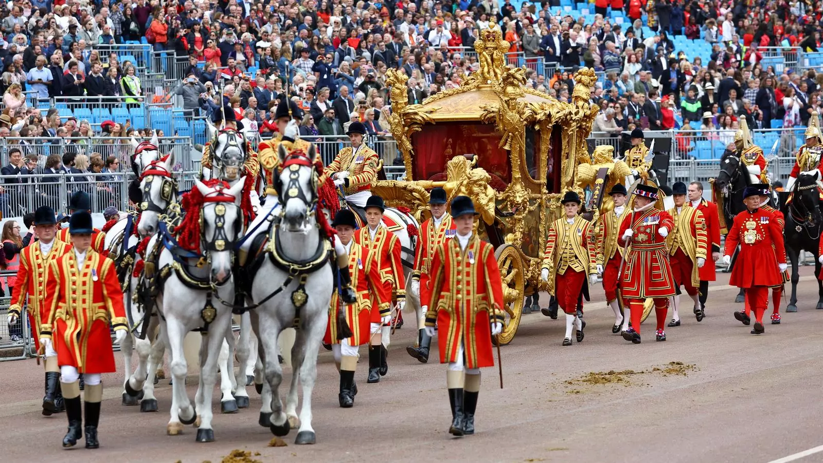 El Gold State Coach passa per davant del Palau de Buckingham
