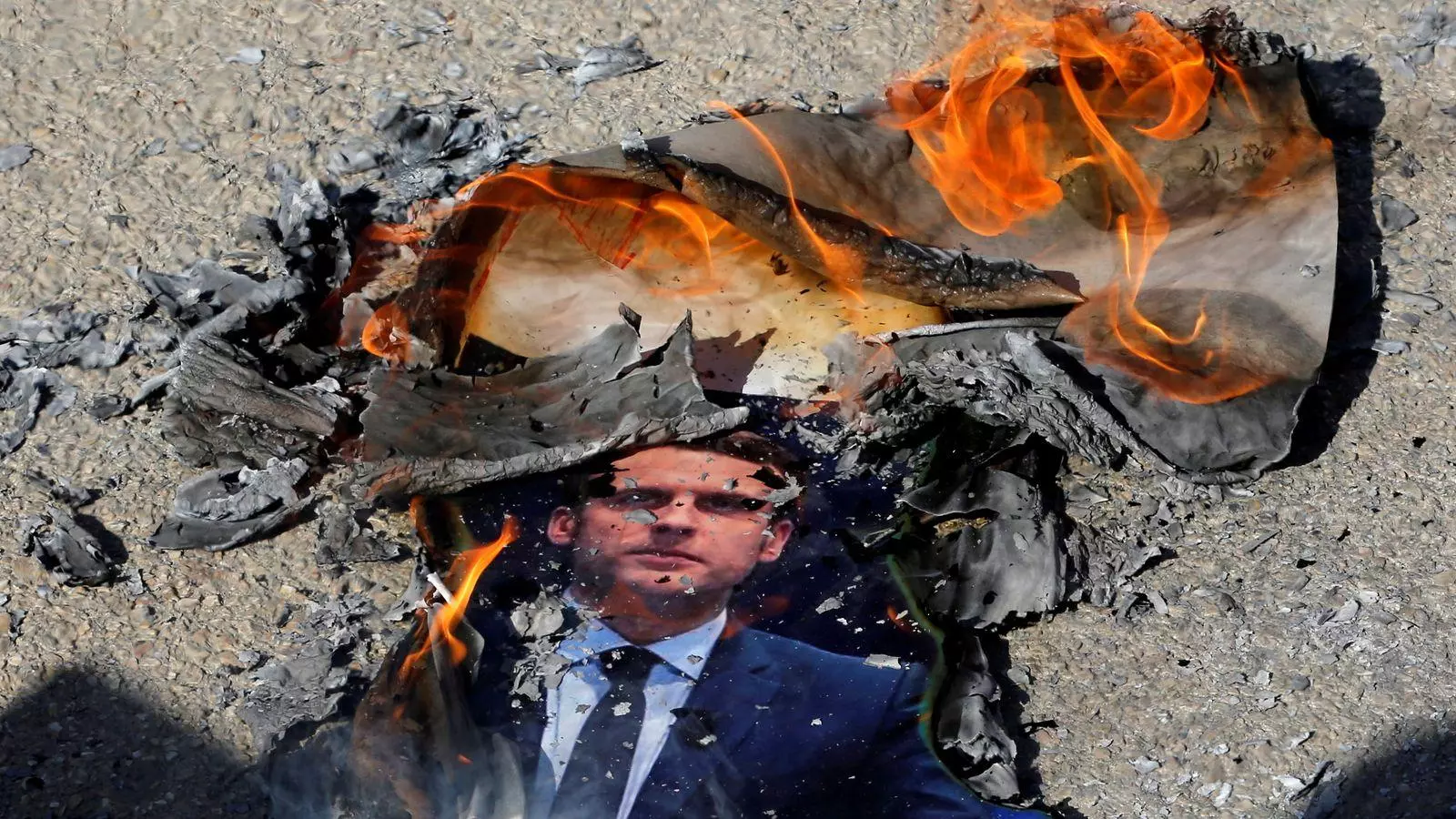 Una fotografía de Emmanuel Macron crema durante una protesta después del asesinato de Samuel Paty.