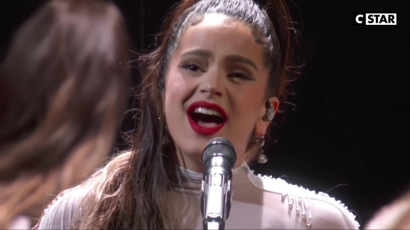 Rosalía interpretant 'Juro que' i 'Malamente' als Grammy 2020