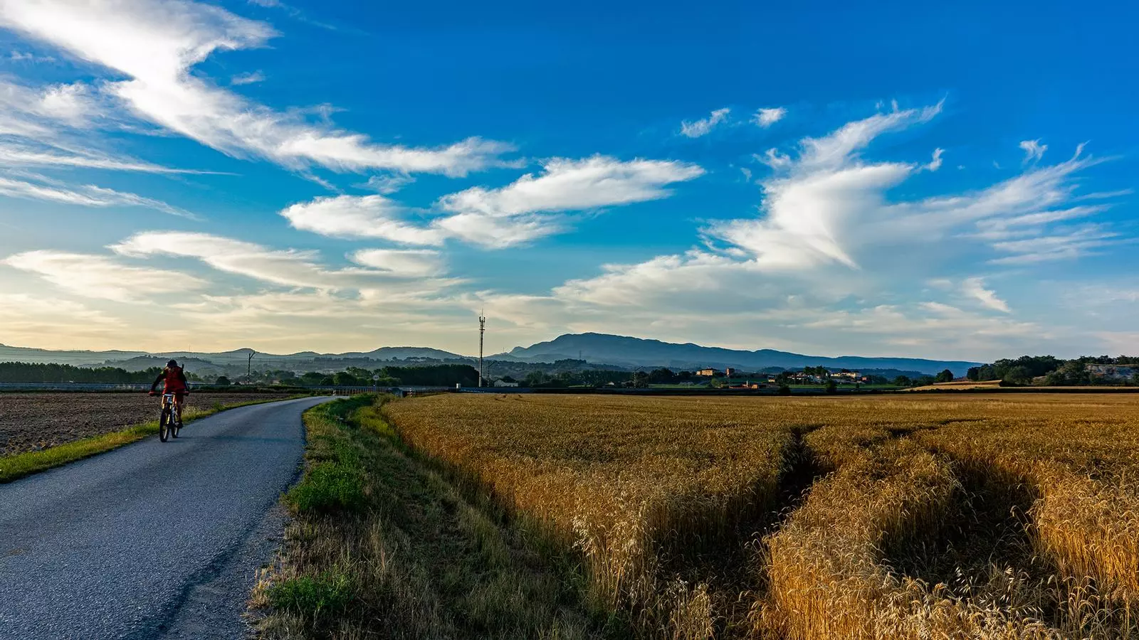 Dia radiant a primera hora, amb alguns Altocumuls, a Vic (Osona)