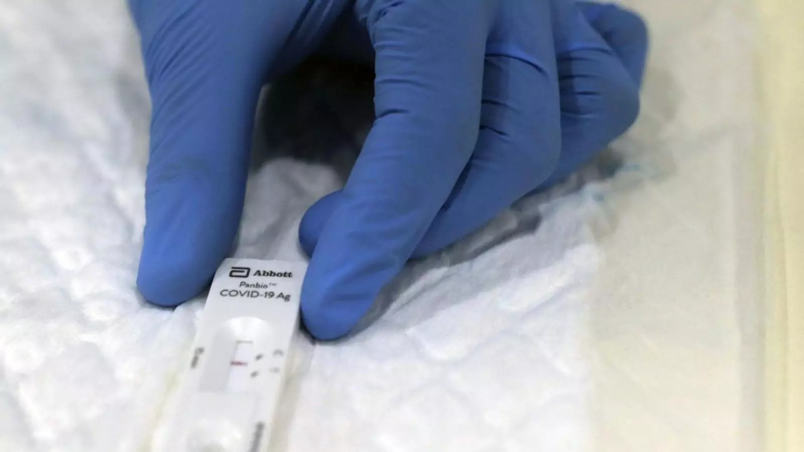 El resultat negatiu d'un test d'antígens al cap de 15 minuts de fer la prova.