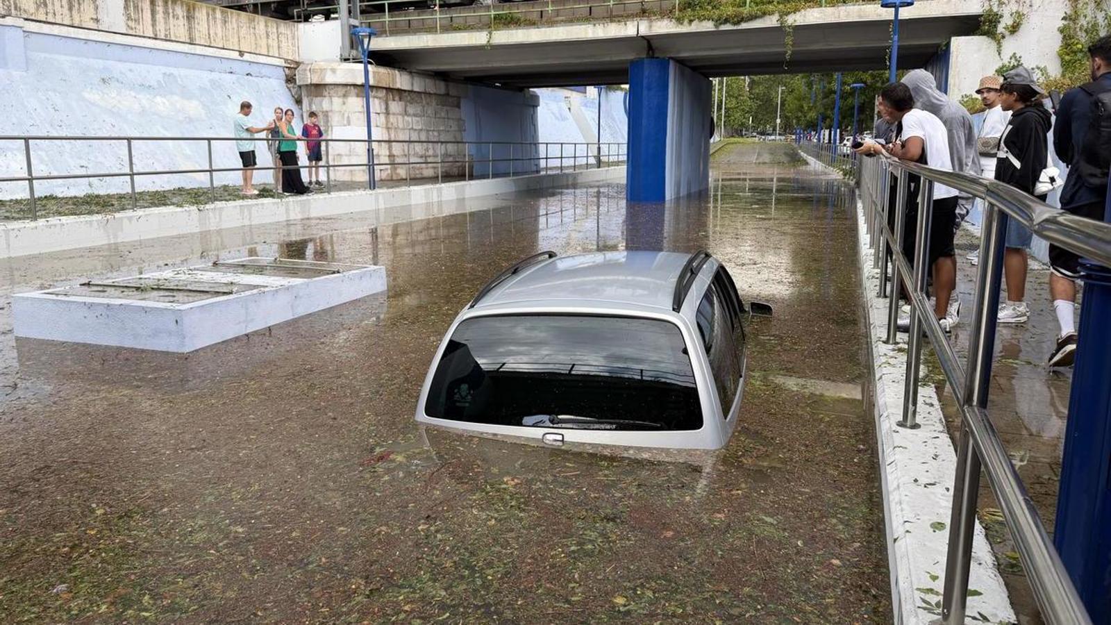 Un coche atrapado en un paso inundado en Tarragona