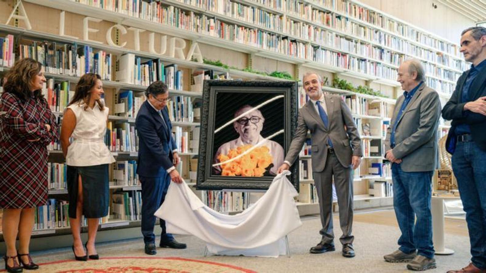 El presidente de Colombia, Gustavo Petro, entrega al alcalde de Barcelona, Jaume Collboni, el último retrato artístico en vida del escritor Gabriel García Márquez