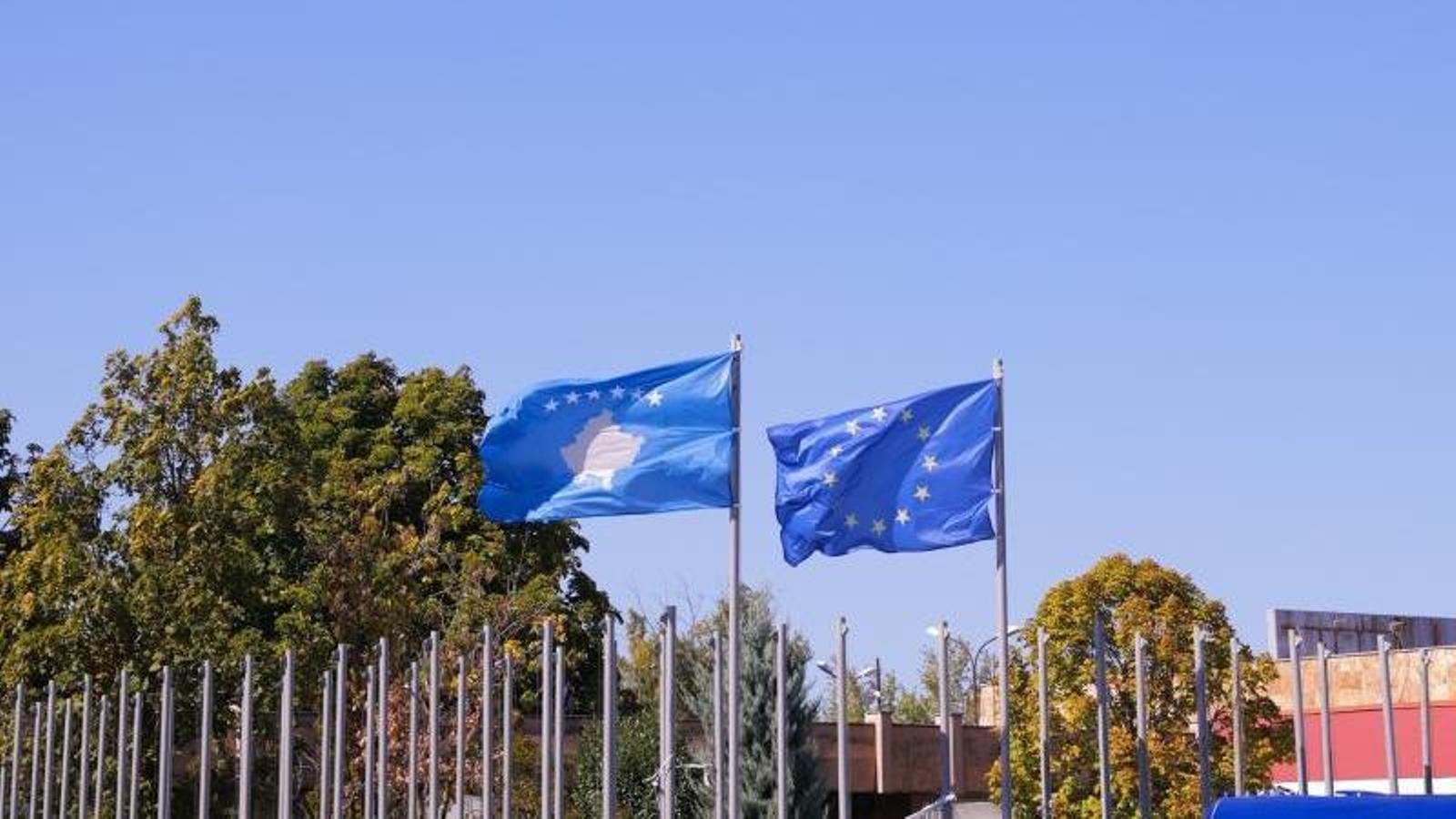 Una bandera de Kosovo y una de la UE durante la visita de Von der Leyen a los Balcanes.