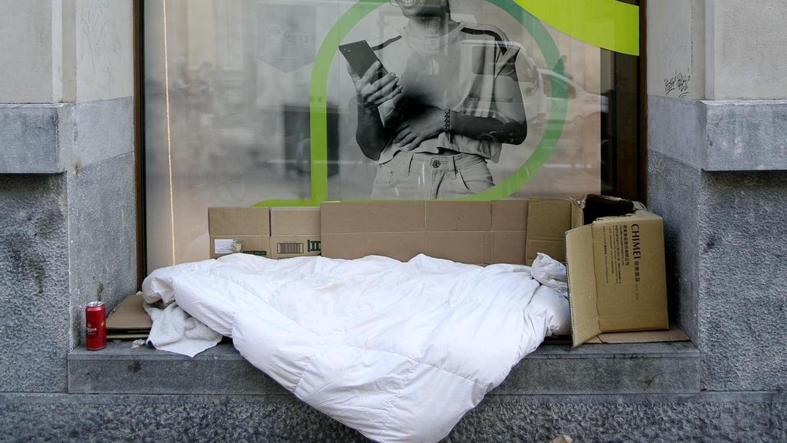 Una persona durmiendo en la calle de Barcelona, en una imagen de archivo.