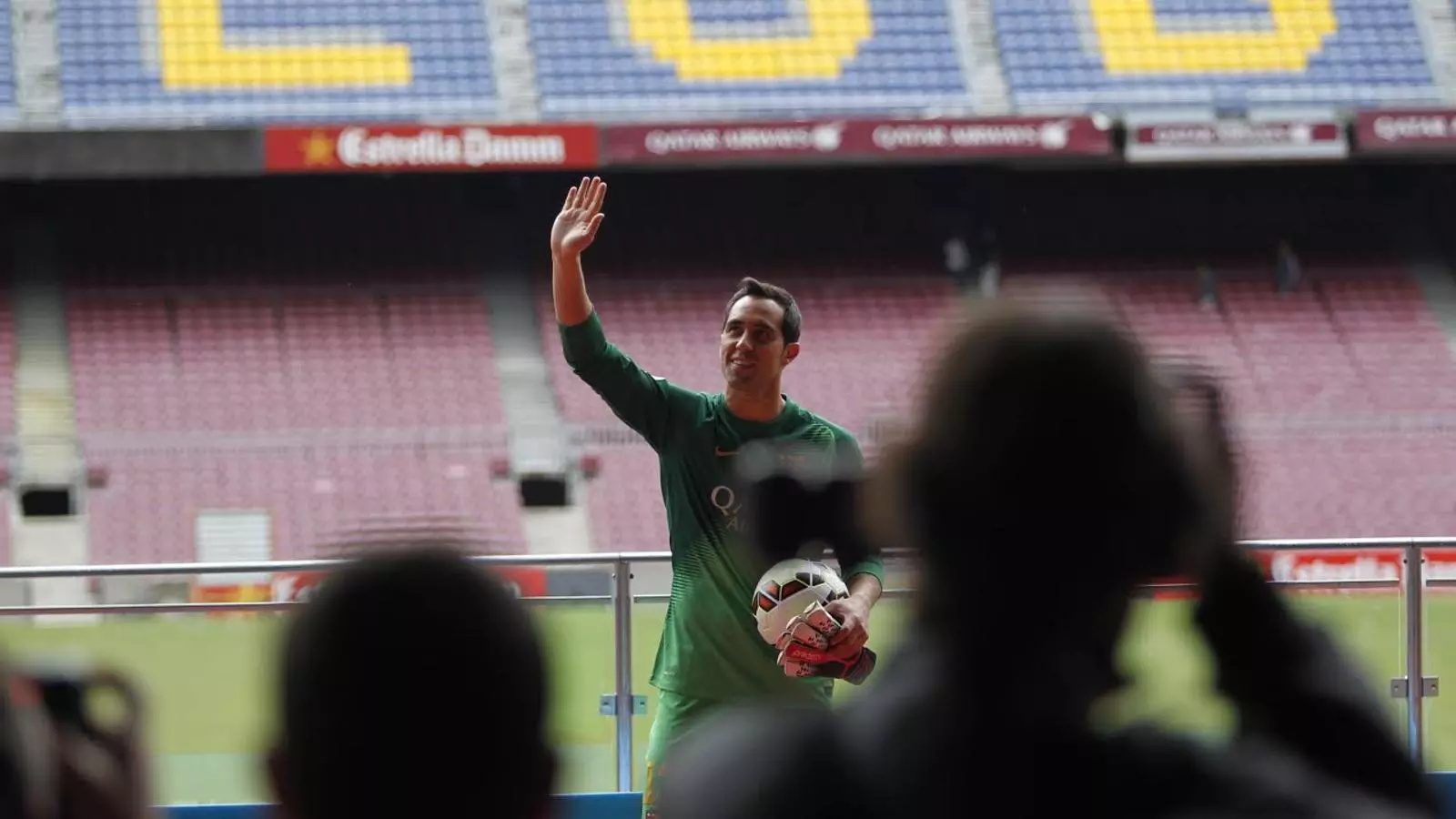 Claudio Bravo, presentat com a nou porter del Barça / PERE TORDERA
