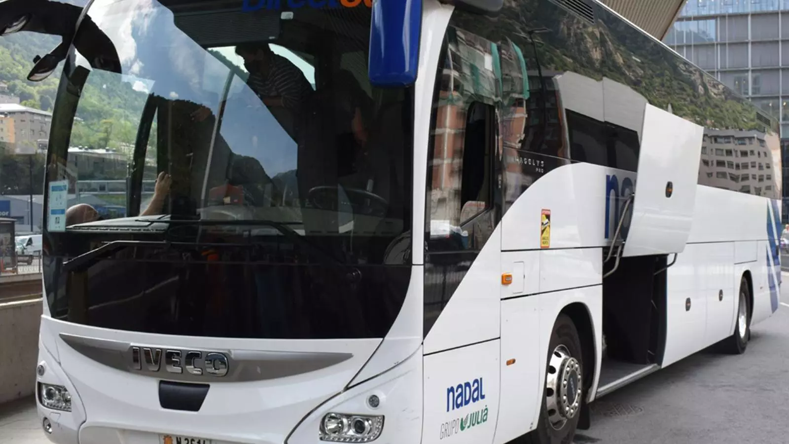 Un bus que realitza viatges internacionals.