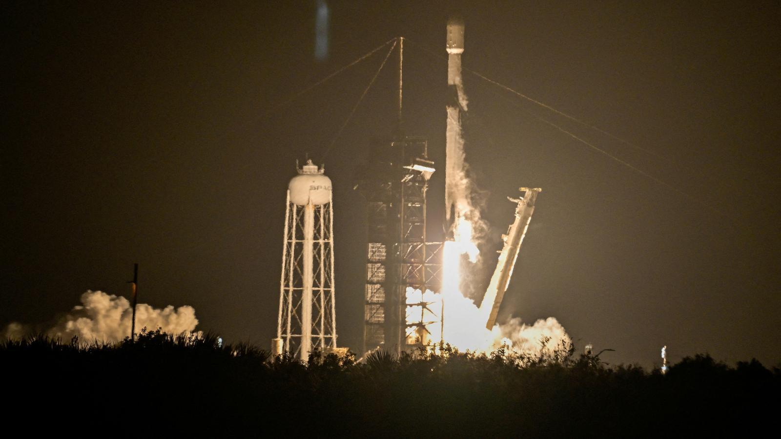 Un cohete Falcon 9 de la empresa SpaceX se eleva en el Kennedy Space Center, en Florida