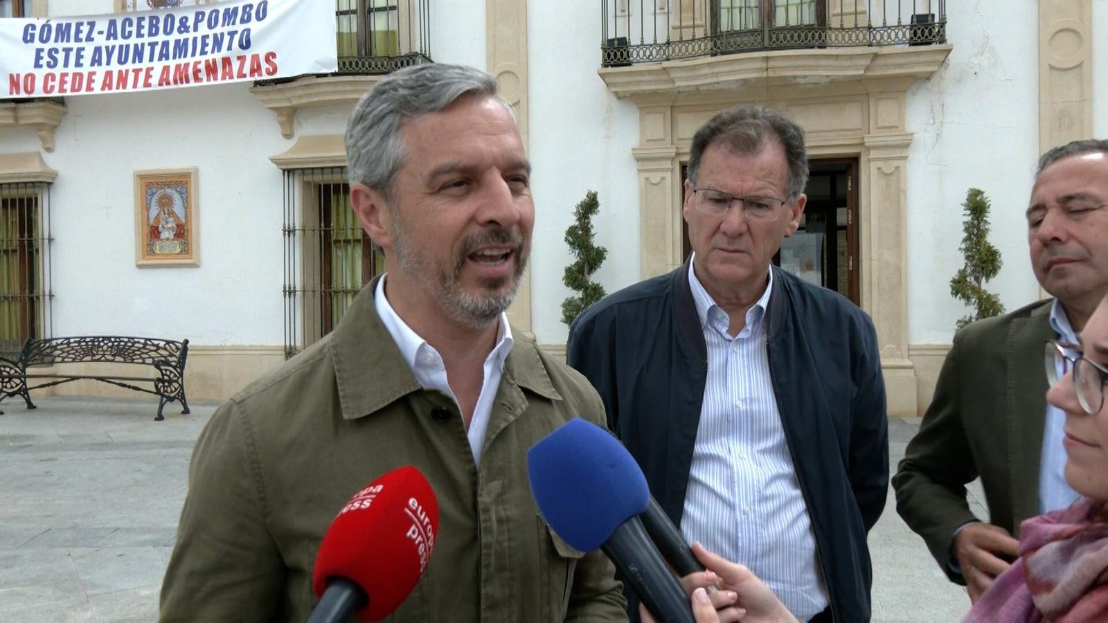 Juan Bravo (PP), speaking to the media.