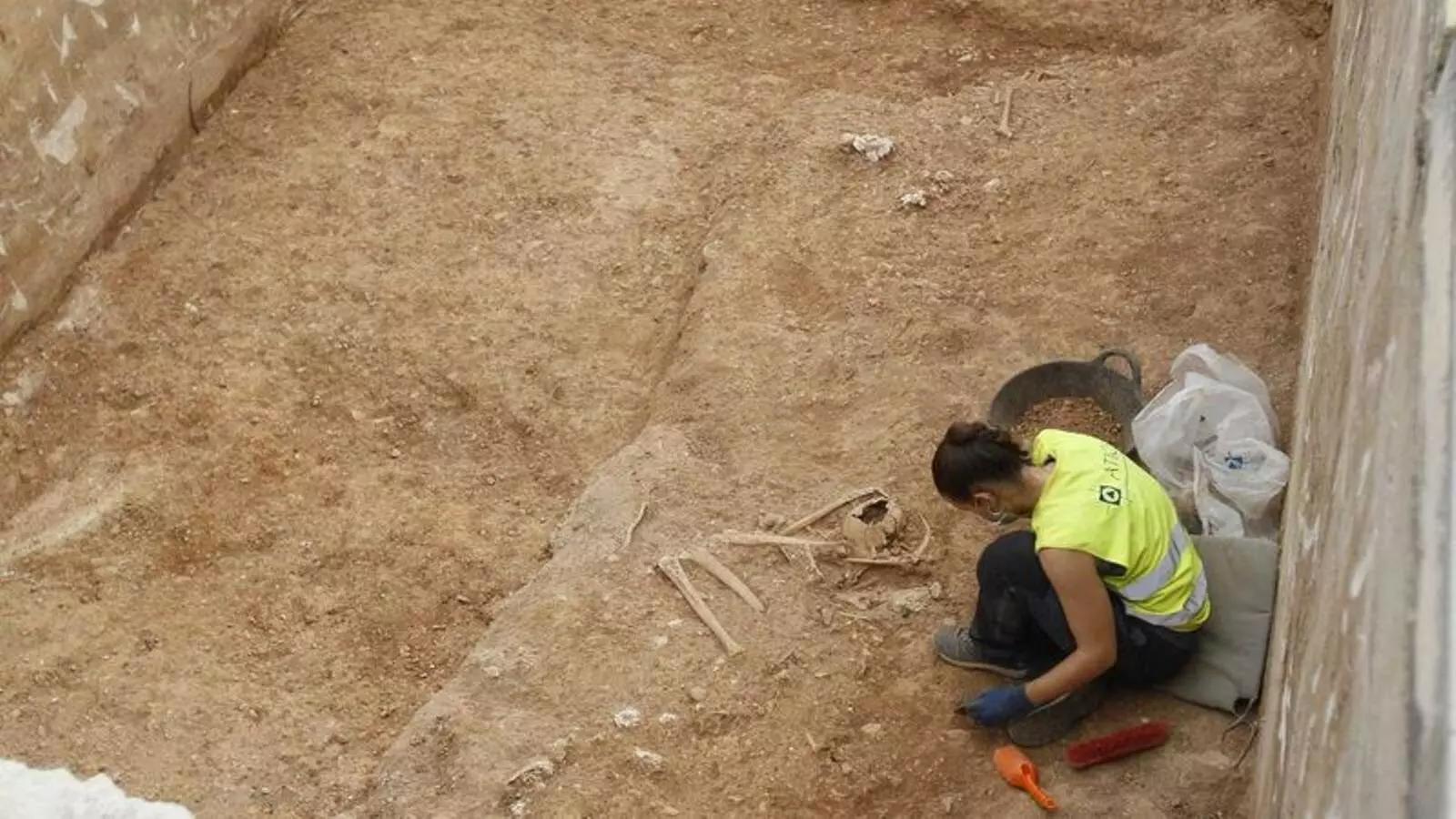 Restes òssies trobades a la fossa de Son Coletes.